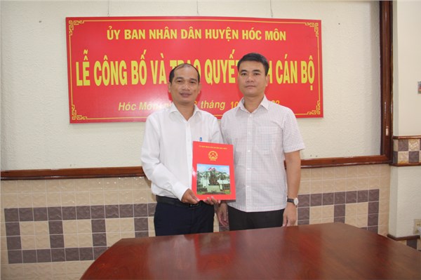 HUYỆN HÓC MÔN: Trao quyết định công tác cán bộ
